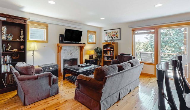 Home with a washer&dryer, fireplace & spacious deck with grill