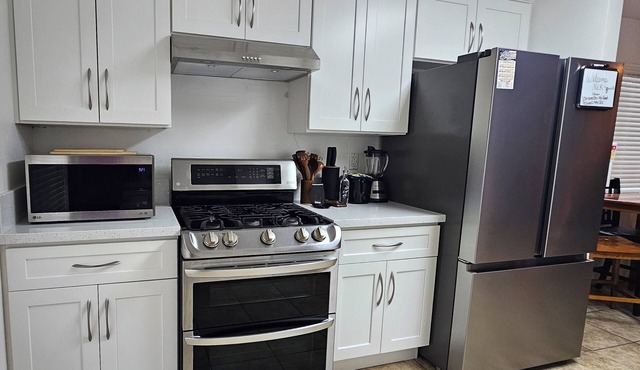Home with family King bed. To Visalia 4 min. Away. Near sequoia tional park