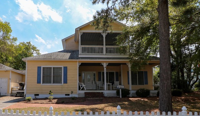 Home with golf cart,community pool,easy access,Spinnakers Reach community