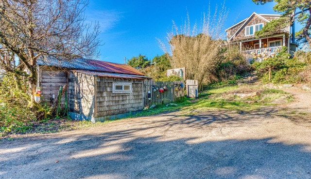 Home with Guest Cottage & Private Hot Tub - Close Beach Access, Dogs OK