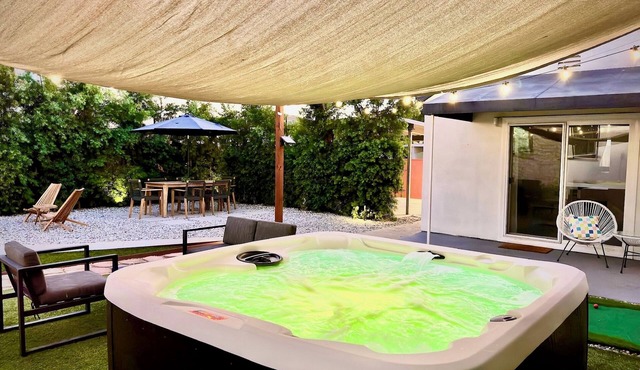 Home with Guest House : Parking : Hot Tub : Pet-friendly : EV Charger : King Bed
