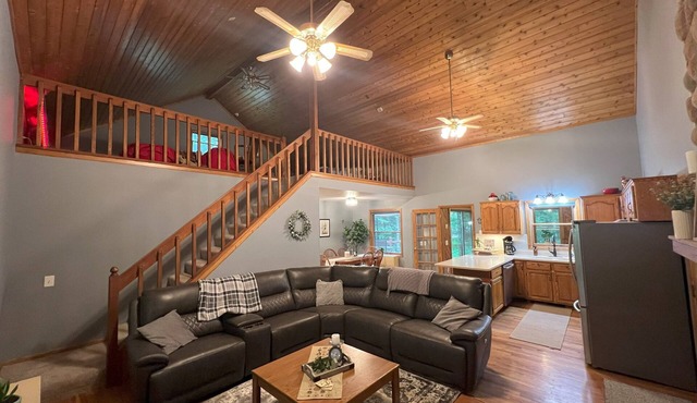 Home with Lake Access (Pontoon available to rent!)