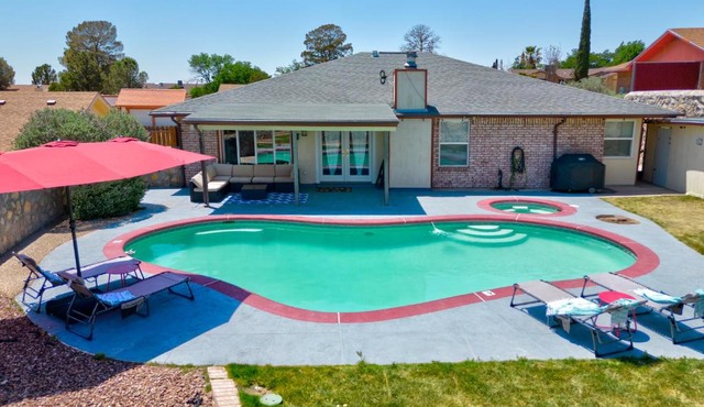 Home with Mountain View/Pool/Tub