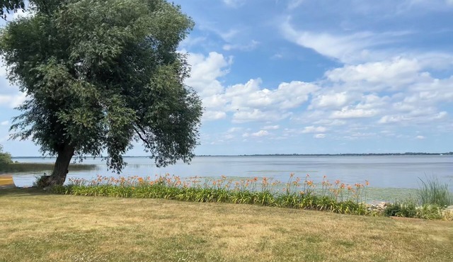 Home with panoramic lake views of Lake Poygan