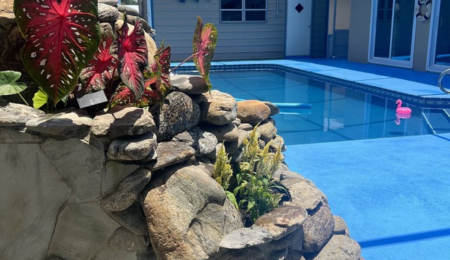 Home with play room, enclosed pool . Only 10 minutes from the beach!
