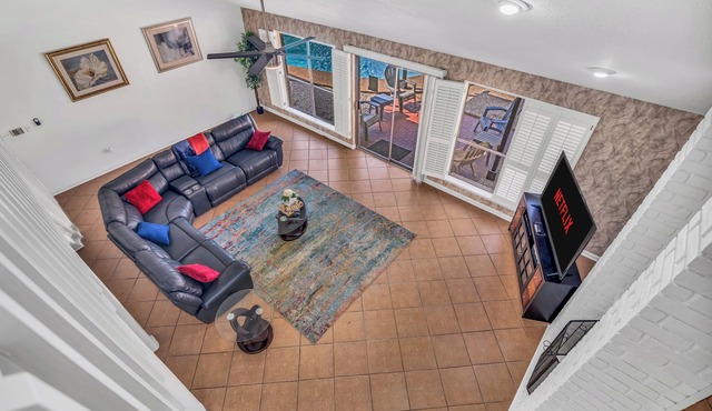 Home with pool, games and relaxation, in the middle of it all!