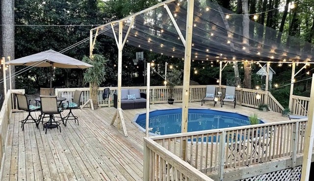 Home with pool sleeps 12, unique family friendly space in the heart of Raleigh