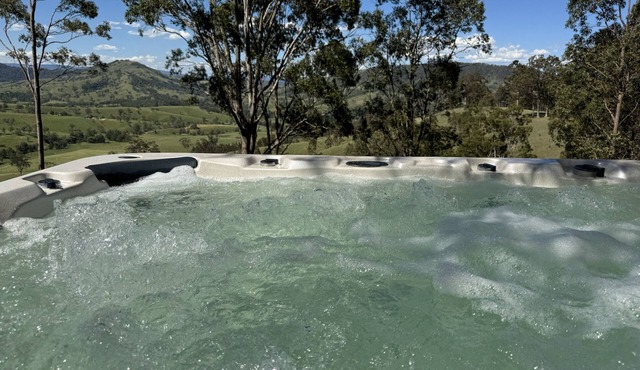 Home with stunning views in Hunter Valley. 10pp hot tub spa & Tesla charger