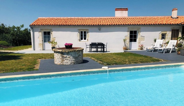 Home with swimming pool, La Rochelle and the Marais Poitevin, for 2 to 5 people.