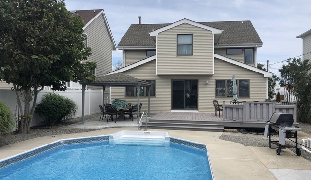 Home with IN-GROUND HEATED POOL best for large families 7 min walk to boardwalk