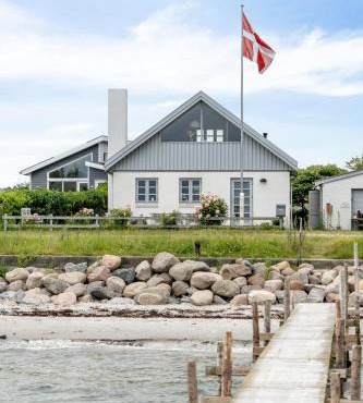 Home With Views And Walking Distance To Nature