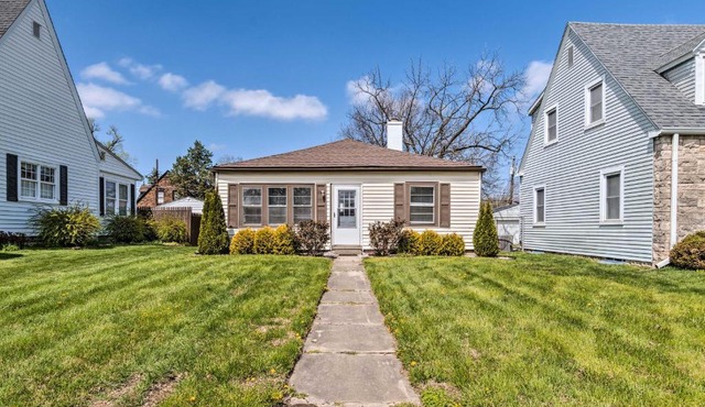 Home with Yard Walk to IMS and Speedway Main St!