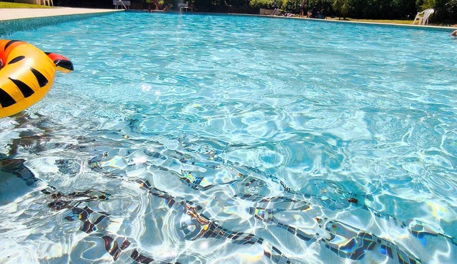 Home2Sea - Studio Cabin, Pool, Garden, 2 Adults + 3 Children