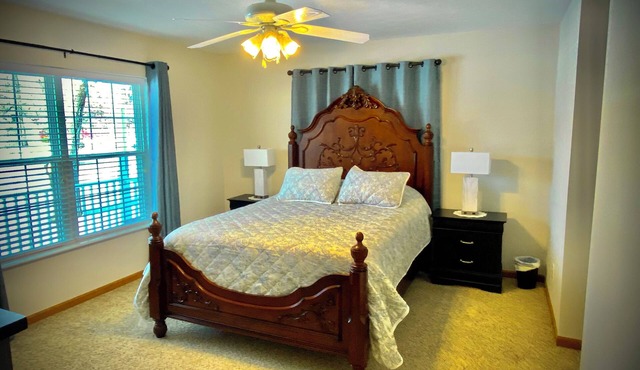 Homeaway Haven 3 room, 2 bathroom house in charming Warsaw with WiFi, AC.