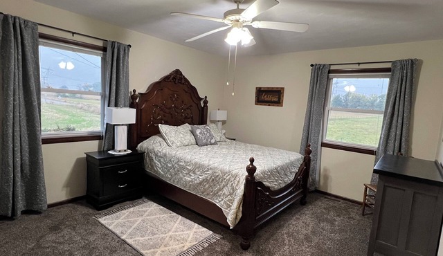 HOMEAWAY HAVEN Charming 3-bedroom farmhouse out in the country for 8 guests