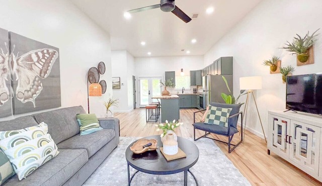 Homebase~ A Modern Apartment Minutes from Court Square