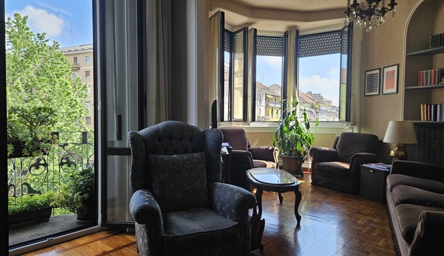HomeGallery: modern art in a typical Milanese apartment Loreto area.