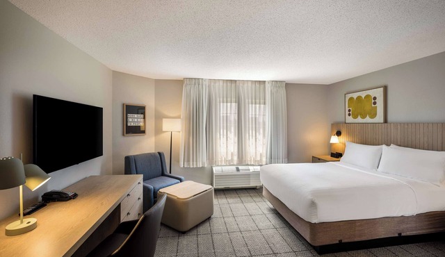 Homelike Staycation with Full Kitchen, Onsite Parking, Pets are Welcome!