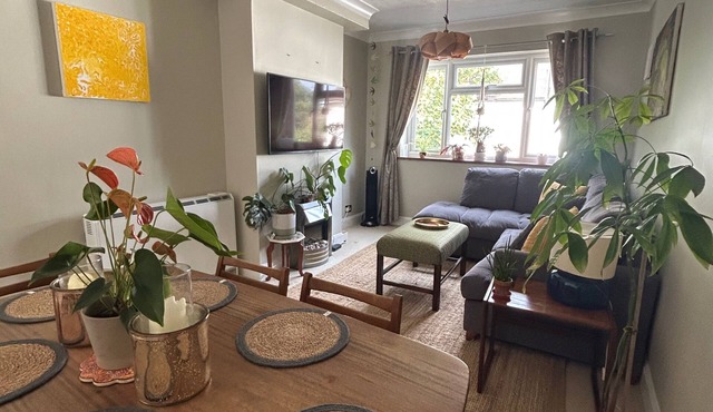 Homely 2 Bed Apartment in Walton - Sleeps 3 and Free parking