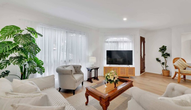 Homely 3-Bed Townhouse with Pool & Gym Access