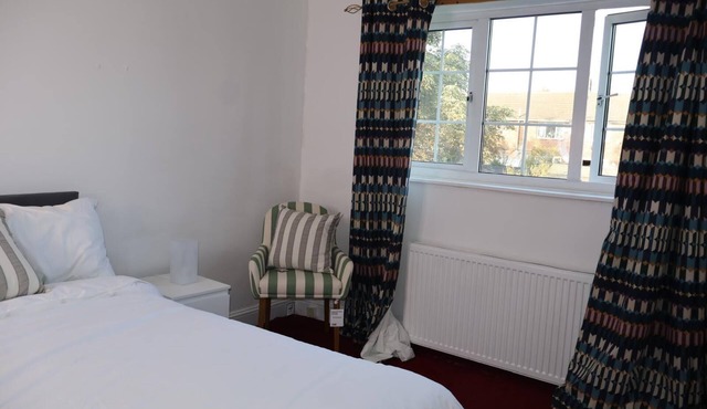 Homely 3-bedroom House close to shops and also close to the town center