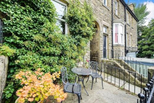 Homely 4 bed cottage central characterful