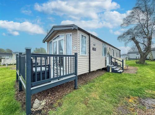Homely Caravan With Decking And Wifi In Lowestoft Ref 12097B