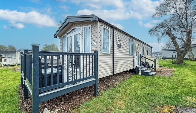 Homely caravan with decking and free WiFi in Lowestoft ref 12097B