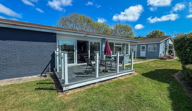 Homely chalet on a Brilliant holiday park in Lowestoft ref 12004B