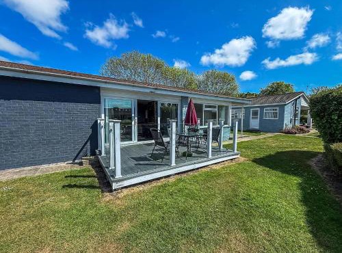 Homely Chalet On A Brilliant Holiday Park In Lowestoft Ref 12004B