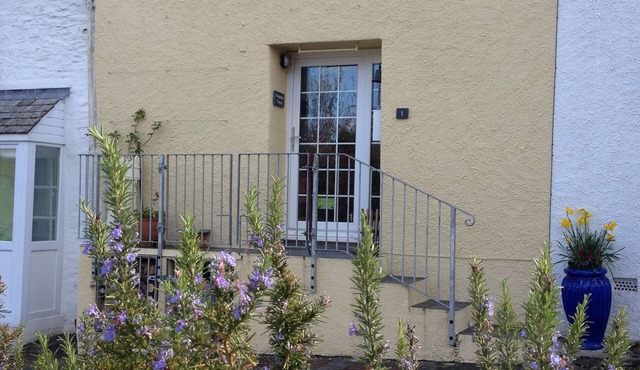 Homely Cottage with Valley Views, Dog Friendly, Parking, Garden and Wifi