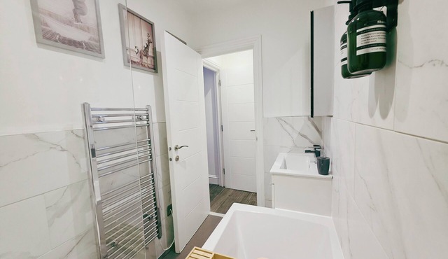 Homely flat with FREE parking in the city centre!