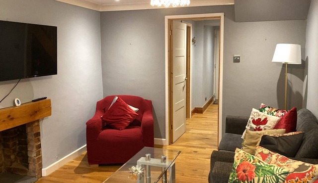 Homely & Warm 4 Bed house Big Garden Free Parking