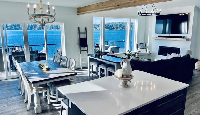 Homeport- Luxury Waterfront Home w/Hot Tub and Game Room