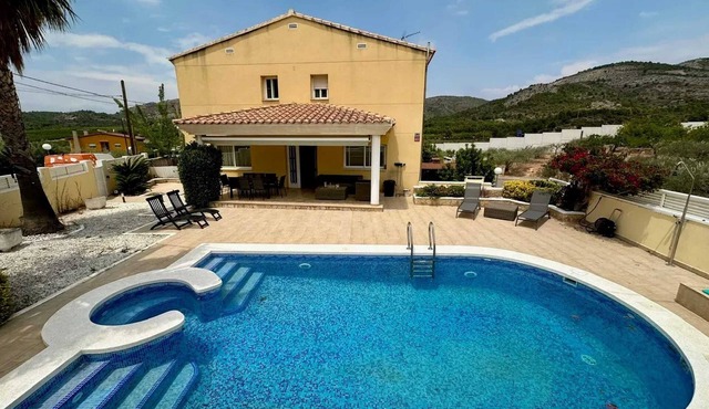 Homerez - Spacious Villa with Pool in Vall d'Umbri