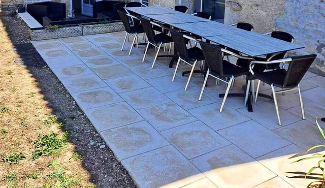 Homerez - Large house for 12 people with terrace in Saint-Mandé-sur-Brédoire