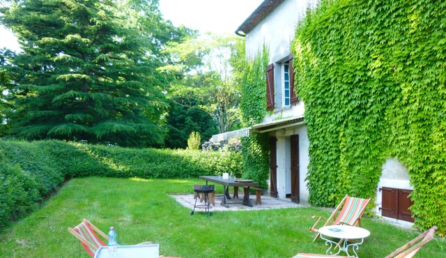 Homerez - Spacious house for 8 ppl. with terrace at Terres-de-Haute-Charente