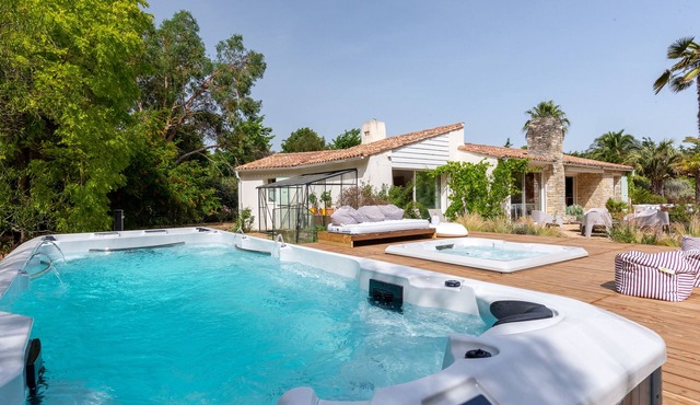 HOMERE home in the middle of a garden with 2 spas, heated swimming pool and relaxation spa