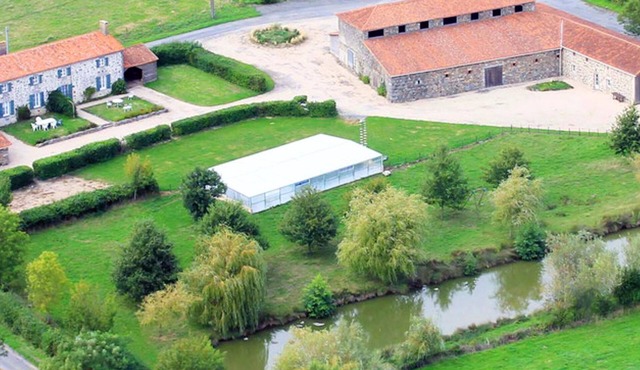 Homerez - Amazing house for 6 ppl. with shared pool and terrace at Moncoutant