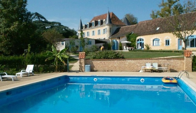 Homerez - Amazing house for 12 ppl. with shared pool and terrace at Queyssac