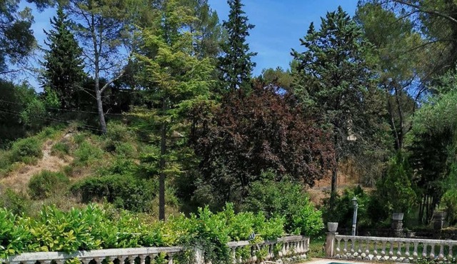 Homerez - Apartement for 12 ppl. with shared pool and terrace at Berre-les-Alpes