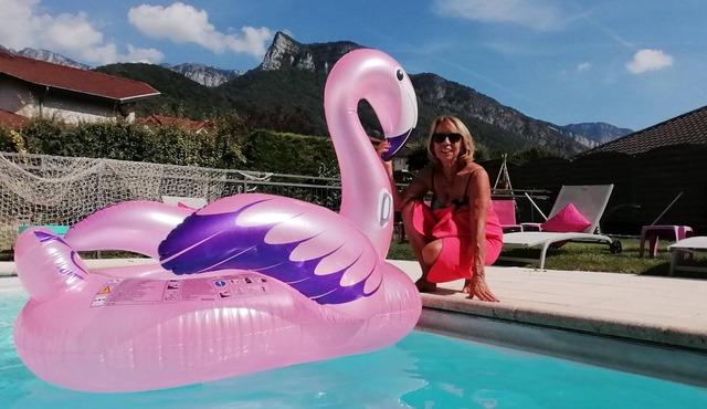 Homerez - Appartement for 4 ppl. with shared pool, garden and terrace at Voreppe