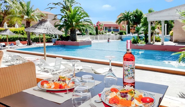 Homerez - Apt. Canet, shared pool.