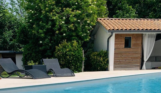 Homerez - Beautiful chalet for 6 ppl. with shared pool and terrace at Sallebœuf