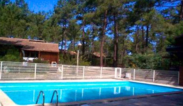Homerez - Beautiful chalet for 5 ppl. with shared pool and terrace at Carcans