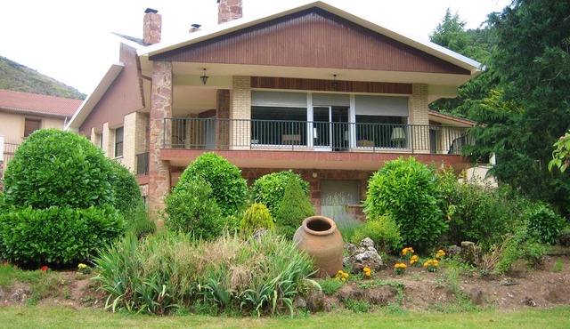 Homerez - Big house for 9 ppl. with garden and terrace at Pradoluengo