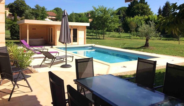 Homerez - Big villa for 10 ppl. with swimming-pool, spa and garden at Prayssac