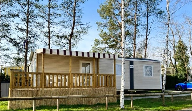 Homerez - Bungalow for 8 ppl. with shared pool and terrace at Veuzain-sur-Loire