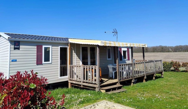 Homerez - Bungalow for 8 ppl. with shared pool and terrace at Veuzain-sur-Loire