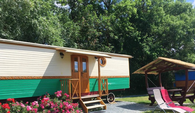 Homerez - Bungalow for 4 ppl. with shared pool and terrace at Saint-Pardoux